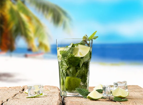 Mohito Kalk Dranken Houten Met Vervaging Beach Achtergrond Frisse Drankjes — Stockfoto