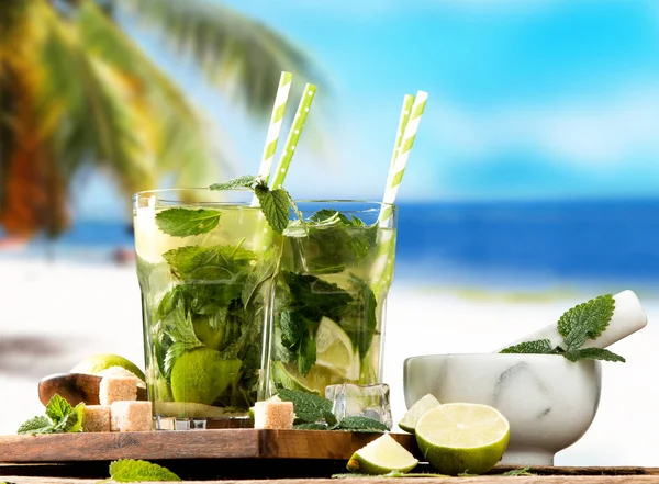 Mohito Limettengetränke Auf Holz Mit Verschwommenem Strandhintergrund Frische Getränke Mit — Stockfoto