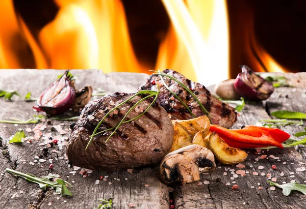 Woode 테이블에 쇠고기 스테이크 신선한 야채와 스테이크 — 스톡 사진