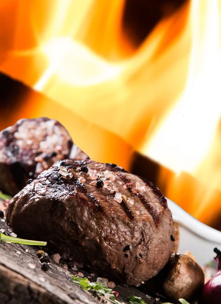 Rindersteak Auf Holztisch Frisch Gegrilltes Steak Mit Gemüse — Stockfoto