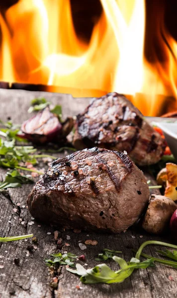 Nötstek Woode Bord Färsk Grillad Biff Med Grönsaker — Stockfoto