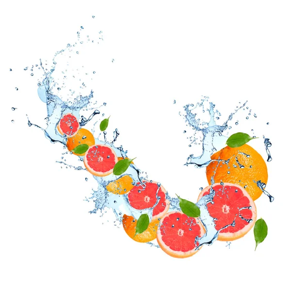 白い背景に分離されたグレープ フルーツと水のしぶき — ストック写真