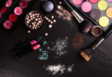 Kozmetik grup taş zemin üzerine. Siyah profesyonel makyaj