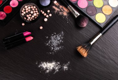 Kozmetik grup taş zemin üzerine. Siyah profesyonel makyaj