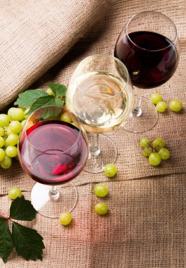 Ahşap fıçının üzerinde şarap kadehi.