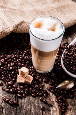 Ahşap bir masa kahve geç gözlük. Koyu arka plan.