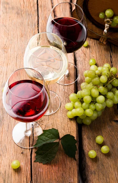Bicchiere Vino Botte Legno Con Sfondo Naturale — Foto Stock