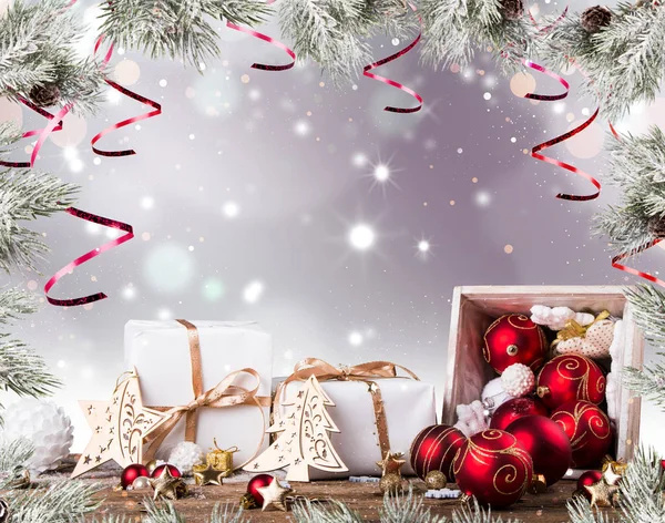 空き領域を持つ木製の背景にクリスマスの装飾 お祝いのボールと他の装飾 クリスマス コンセプト — ストック写真