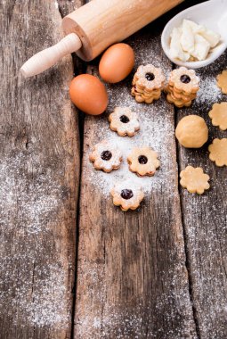 Noel kurabiyeleri, ahşap masa sweets. Tatil kızartma. Kutlama arka plan.