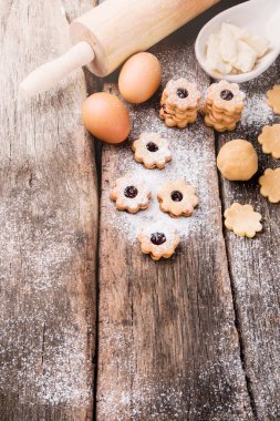 Noel kurabiyeleri, ahşap masa sweets. Tatil kızartma. Kutlama arka plan.