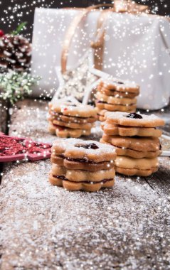 Noel kurabiyeleri, ahşap masa sweets. Tatil kızartma. Kutlama arka plan.