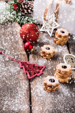 Noel kurabiyeleri, ahşap masa sweets. Tatil kızartma. Kutlama arka plan.