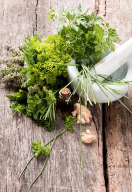 Otlar ve baharatlar ile doğa nane ve kekik ahşap masa üzerinde. Mutfak konsepti.