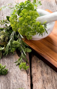 Otlar ve baharatlar ile doğa nane ve kekik ahşap masa üzerinde. Mutfak konsepti.