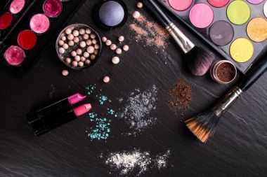 Kozmetik grup taş zemin üzerine. Siyah profesyonel makyaj