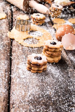 Noel kurabiyeleri, ahşap masa sweets. Tatil kızartma. Kutlama arka plan.