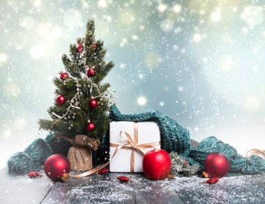 Noel dekorasyonu. Kutlama topu ve diğer dekorasyon. 