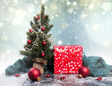 Noel dekorasyonu. Kutlama topu ve diğer dekorasyon. 