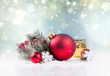 Noel dekorasyonu. Kutlama topu ve diğer dekorasyon. 