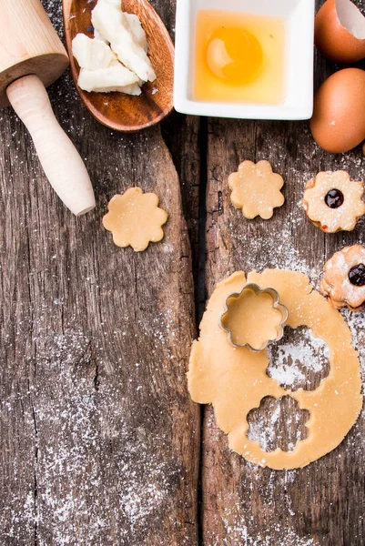 Weihnachtsplätzchen Süßigkeiten Auf Dem Holztisch Urlaubsbraten Hintergrund Der Feierlichkeiten — Stockfoto