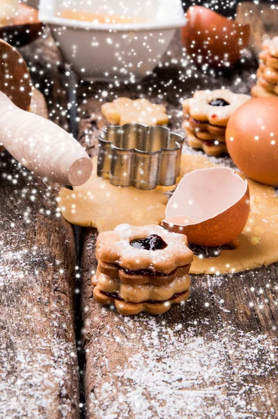 Weihnachtsplätzchen Süßigkeiten Auf Dem Holztisch Urlaubsbraten Hintergrund Der Feierlichkeiten — Stockfoto