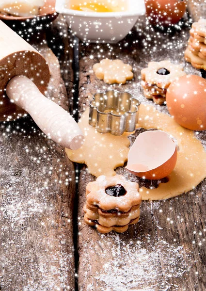 Weihnachtsplätzchen Süßigkeiten Auf Dem Holztisch Urlaubsbraten Hintergrund Der Feierlichkeiten — Stockfoto