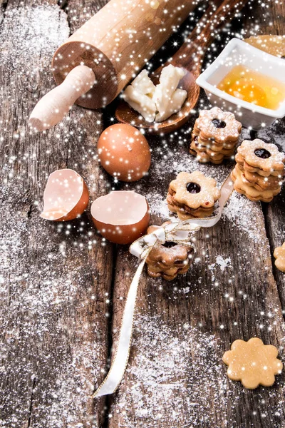 圣诞饼干 木桌上的糖果 节日烧烤 庆典背景 — 图库照片