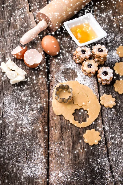 Weihnachtsplätzchen Süßigkeiten Auf Dem Holztisch Urlaubsbraten Hintergrund Der Feierlichkeiten — Stockfoto