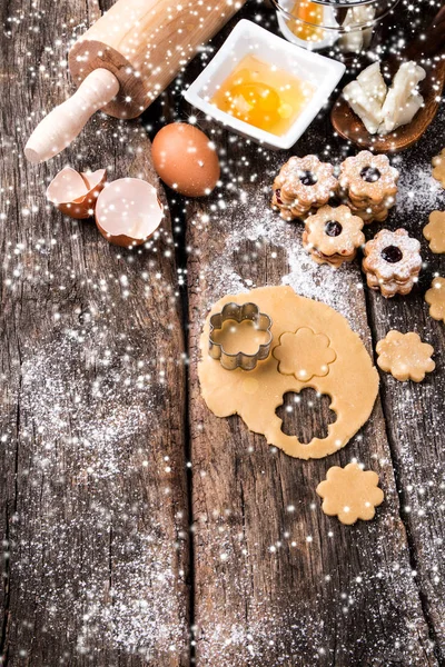 Weihnachtsplätzchen Süßigkeiten Auf Dem Holztisch Urlaubsbraten Hintergrund Der Feierlichkeiten — Stockfoto