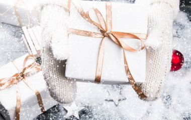 Modern Noel hediyesi kutular ambalaj. Elle Noel hediyesi. Kutlama kavramı.