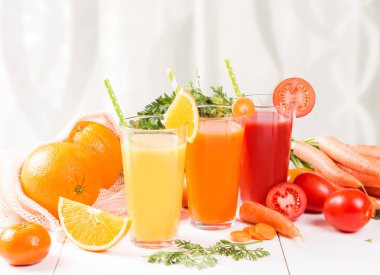 Taze içecekler, meyve suyu domates, portakal ve havuç taze meyve ve sebze ahşap masada. 