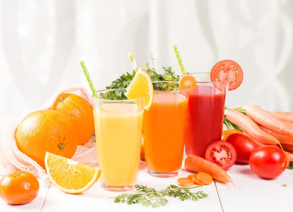 Verse Drankjes Sap Tomaat Sinaasappel Wortel Met Vers Fruit Groente — Stockfoto