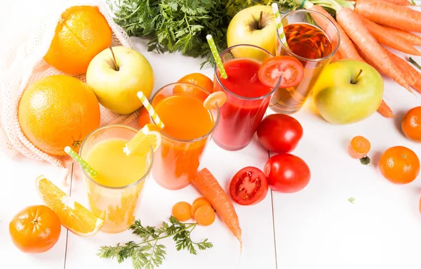 Färska Drycker Juice Tomat Apelsin Och Morot Med Färsk Frukt — Stockfoto
