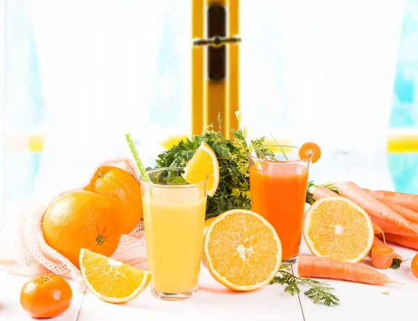 Friss Gyümölcslé Narancs Ital Friss Gyümölccsel Fából Készült Asztal — Stock Fotó