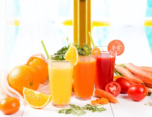 Φρέσκα Ποτά Χυμός Ντομάτας Πορτοκάλι Και Καρότο Φρέσκα Φρούτα Και — Φωτογραφία Αρχείου