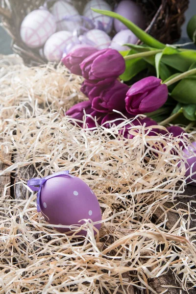Paskalya Yumurtaları Çiçek Ahşap Masa Üzerinde Bahar Kavram Tahta Üzerinde — Stok fotoğraf