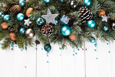 Noel kompozisyon, Noel dekorasyon, ribbot, çam kozalağı, ahşap masa üzerinde çam, Düz yatıyordu, kopya alanı, metin için boş alan