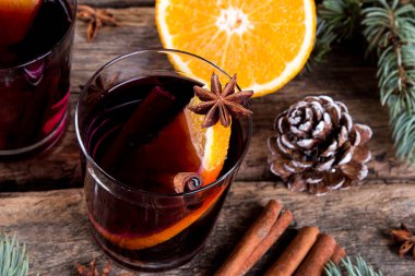 İki bardak portakal ve baharat ile sıcak mulled şarap