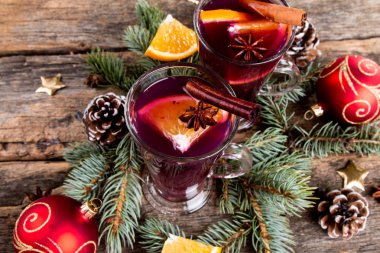 İki bardak portakal ve baharat ile sıcak mulled şarap