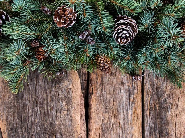 Kompozycja Świąteczna Ozdoba Świąteczna Ribbot Sosna Stożkowa Sosna Drewnianym Stole — Zdjęcie stockowe