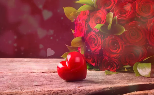 バラは赤く 心の背景 バレンタインのコンセプトです 自然との抽象的な背景の美しい赤いバラのブーケ 聖バレンタインの日 ロイヤリティフリーのストック画像