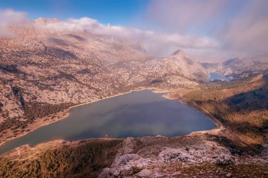 Cuber ve Gorg Blau rezervleri olan Puig Major, düşük beyaz bulutlu güneş ve mavi gökyüzü, Tramuntana, Mallorca, İspanya.