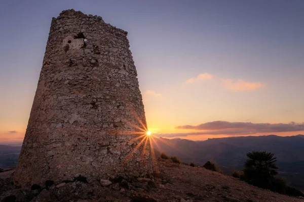 Wachturm Bei Sonnenuntergang Mit Goldenem Licht Und Mond Gelegen Zwischen — Stockfoto