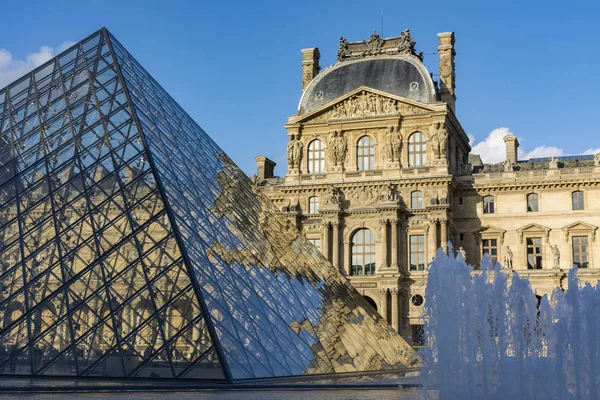 Pirámide del Louvre — Foto de Stock