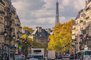 Sokak Eiffel kulesine bakıyor.