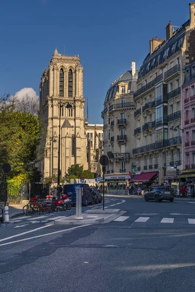 Straatleven naast de Notre Dame — Stockfoto