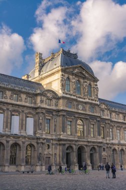 Louvre Meydanı Avlusu