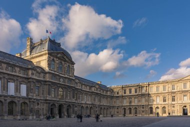 Louvre Meydanı Avlusu