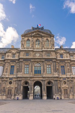 Louvre Meydanı Avlusu