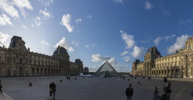 Louvre 'daki Piramit Bahçesi